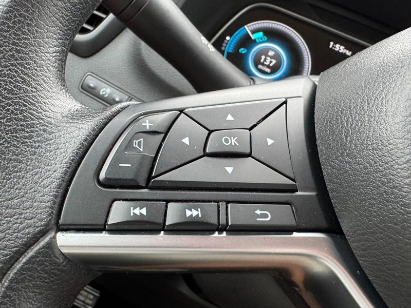 Nissan LEAF Vehicle Full-screen Gallery Image 16