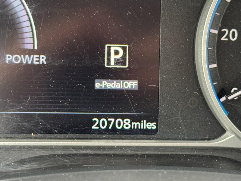 Nissan LEAF Vehicle Full-screen Gallery Image 18