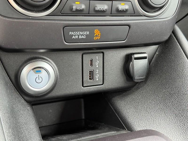 Nissan LEAF Vehicle Full-screen Gallery Image 20