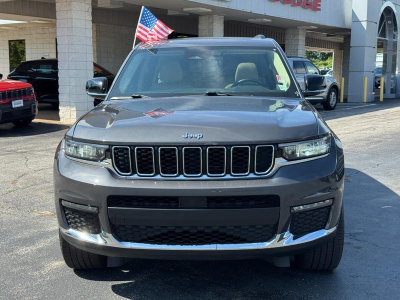 Jeep Grand Cherokee L Vehicle Full-screen Gallery Image 09