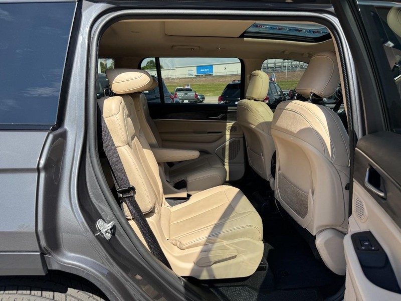 Jeep Grand Cherokee L Vehicle Full-screen Gallery Image 10