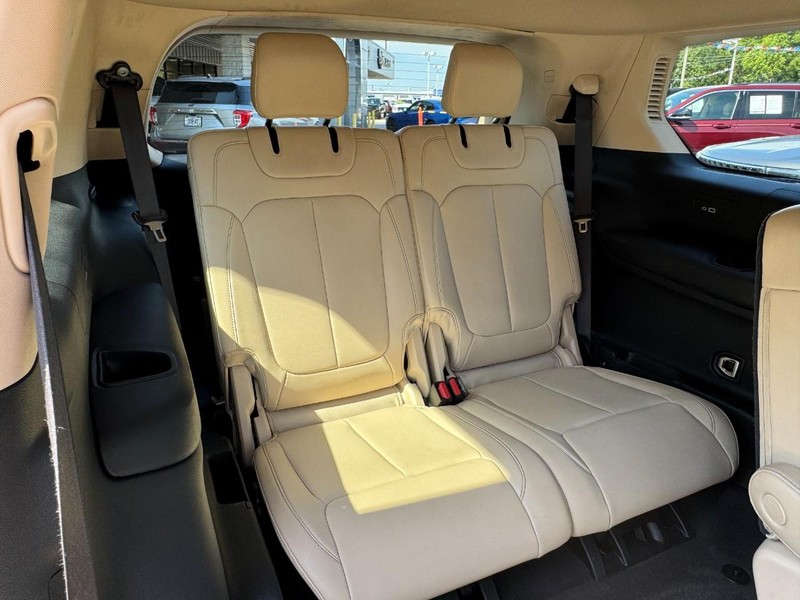 Jeep Grand Cherokee L Vehicle Full-screen Gallery Image 11