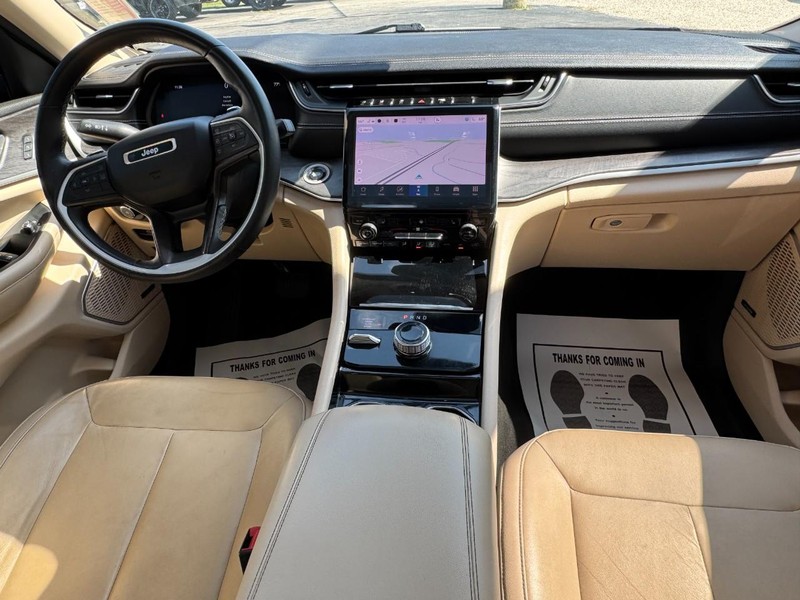 Jeep Grand Cherokee L Vehicle Full-screen Gallery Image 12