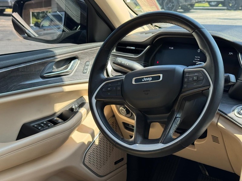 Jeep Grand Cherokee L Vehicle Full-screen Gallery Image 13