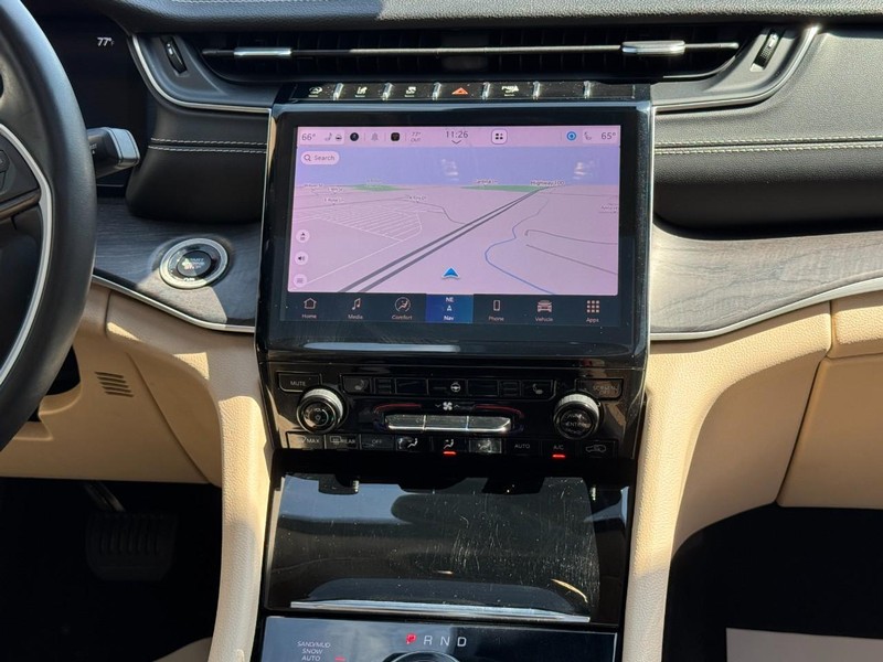 Jeep Grand Cherokee L Vehicle Full-screen Gallery Image 14