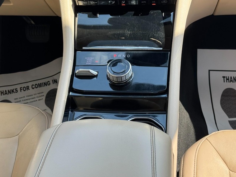 Jeep Grand Cherokee L Vehicle Full-screen Gallery Image 15