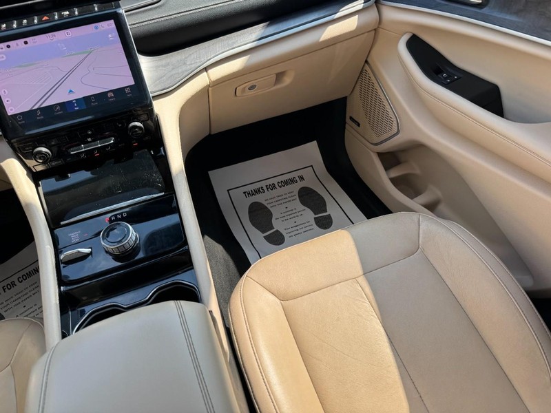 Jeep Grand Cherokee L Vehicle Full-screen Gallery Image 16
