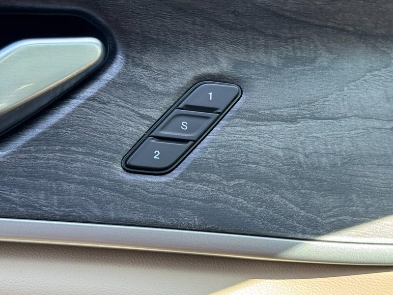 Jeep Grand Cherokee L Vehicle Full-screen Gallery Image 17