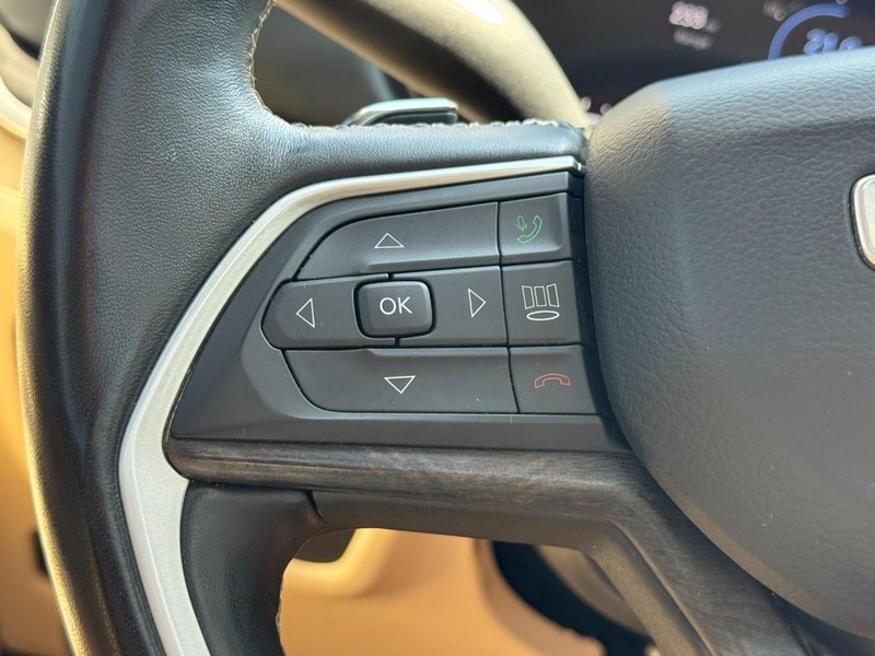 Jeep Grand Cherokee L Vehicle Full-screen Gallery Image 18
