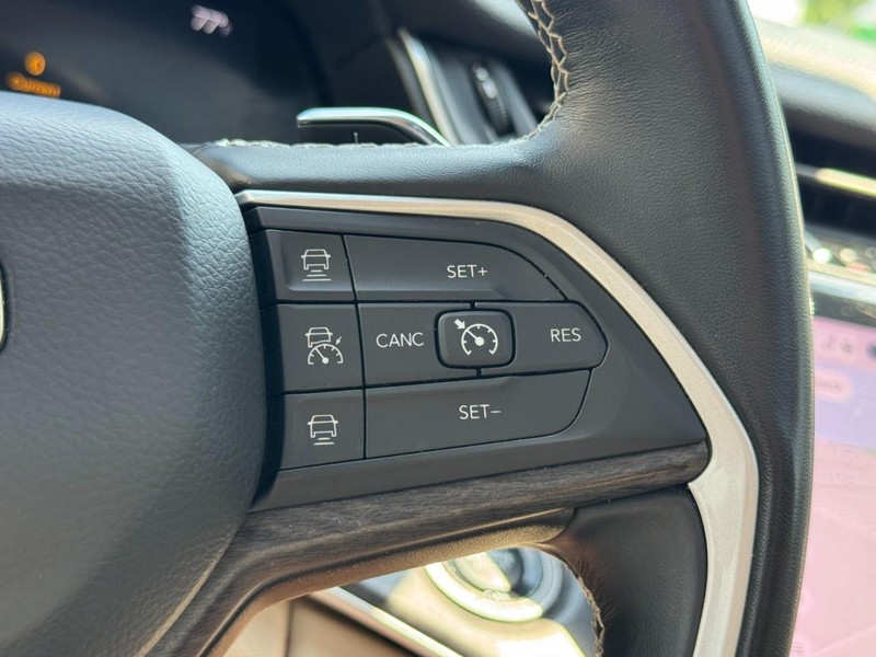 Jeep Grand Cherokee L Vehicle Full-screen Gallery Image 19