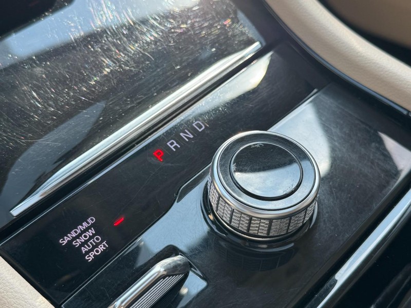 Jeep Grand Cherokee L Vehicle Full-screen Gallery Image 21