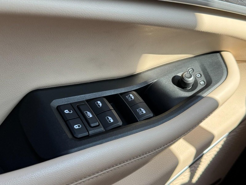 Jeep Grand Cherokee L Vehicle Full-screen Gallery Image 25