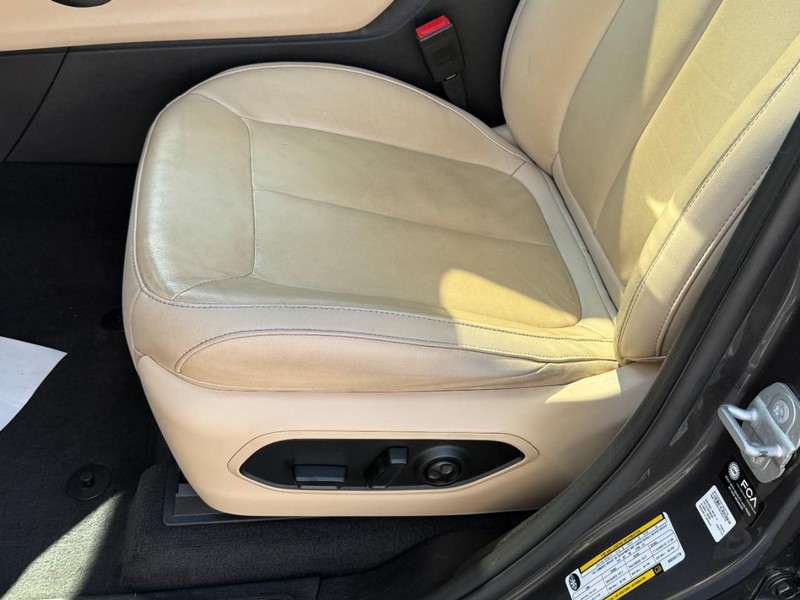 Jeep Grand Cherokee L Vehicle Full-screen Gallery Image 26