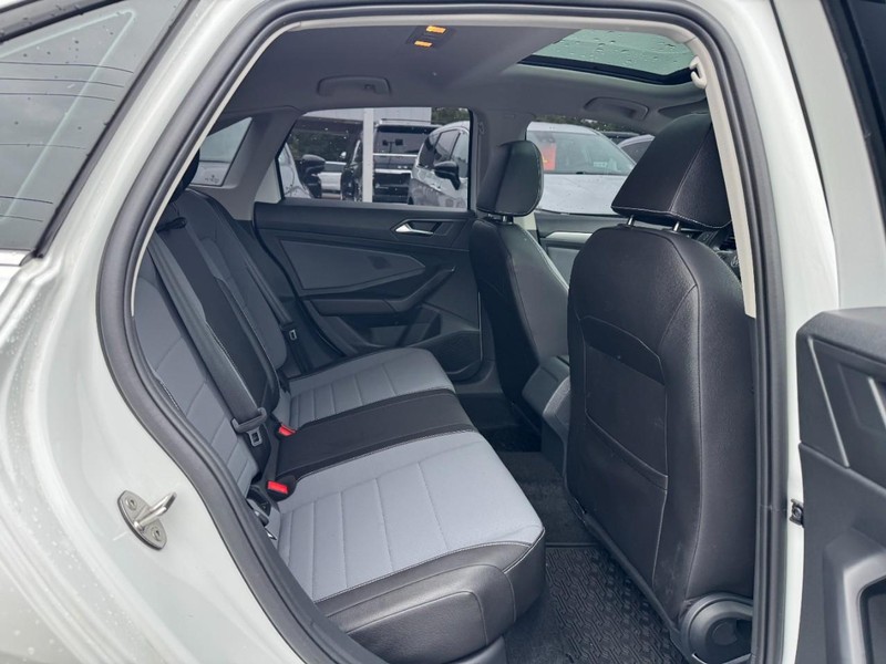 Volkswagen Jetta Vehicle Full-screen Gallery Image 10