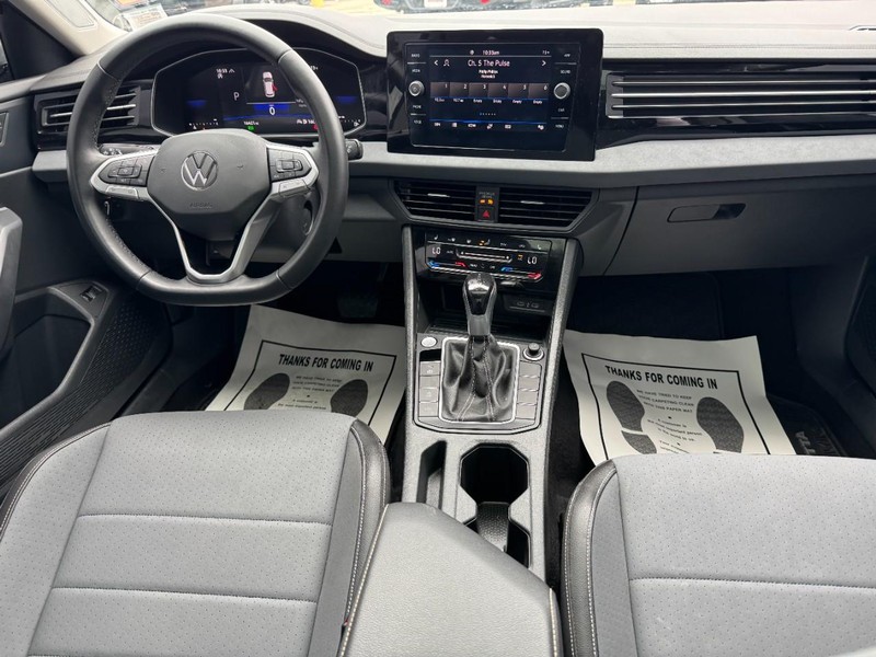 Volkswagen Jetta Vehicle Full-screen Gallery Image 11