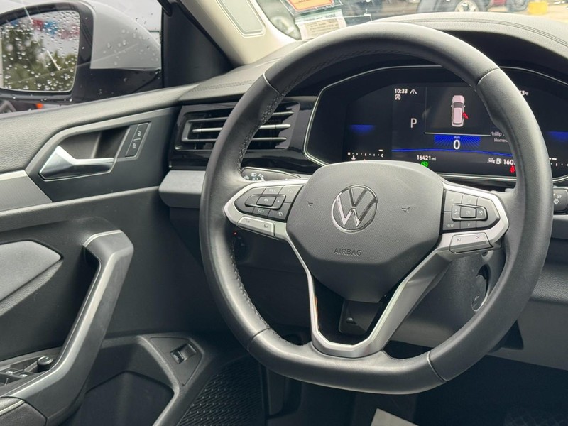 Volkswagen Jetta Vehicle Full-screen Gallery Image 12