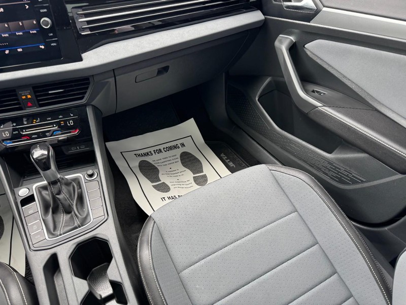 Volkswagen Jetta Vehicle Full-screen Gallery Image 15