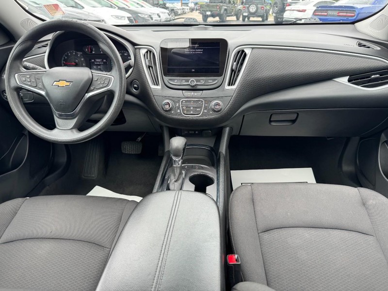 Chevrolet Malibu Vehicle Full-screen Gallery Image 11