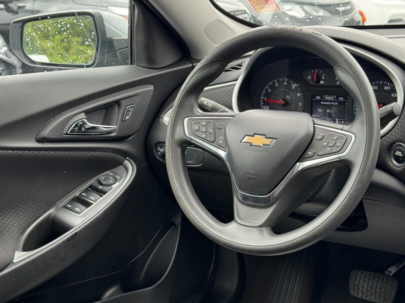 Chevrolet Malibu Vehicle Full-screen Gallery Image 12