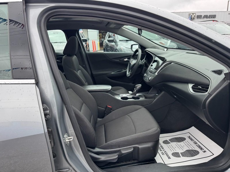Chevrolet Malibu Vehicle Full-screen Gallery Image 15