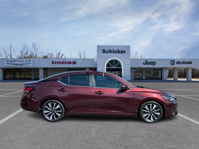 Nissan Sentra Vehicle Full-screen Gallery Image 02