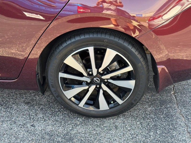 Nissan Sentra Vehicle Full-screen Gallery Image 07