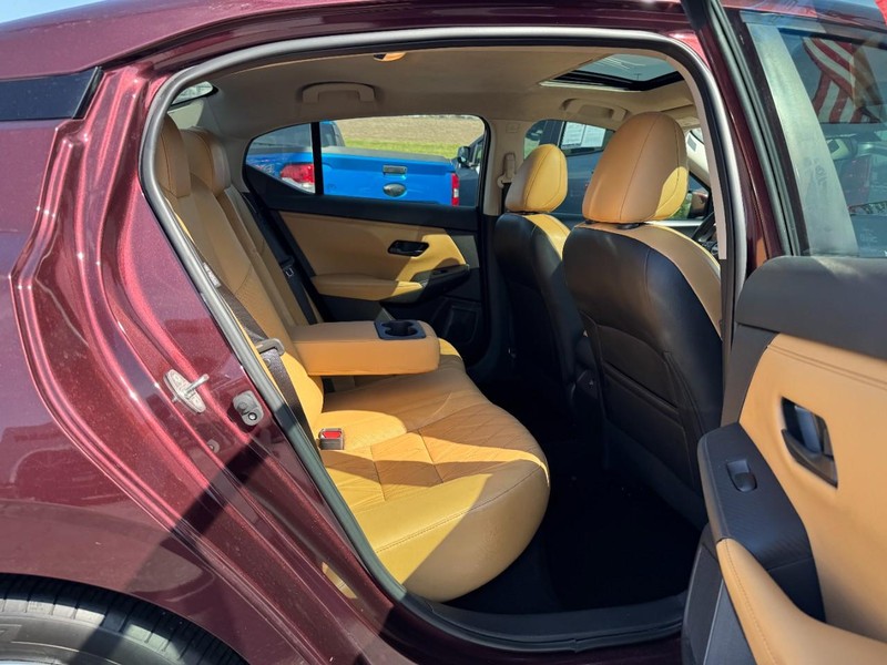 Nissan Sentra Vehicle Full-screen Gallery Image 10