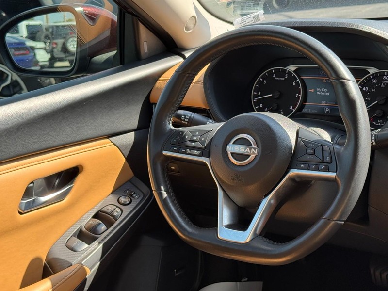 Nissan Sentra Vehicle Full-screen Gallery Image 12