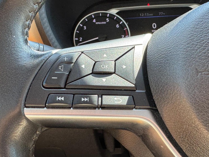 Nissan Sentra Vehicle Full-screen Gallery Image 16
