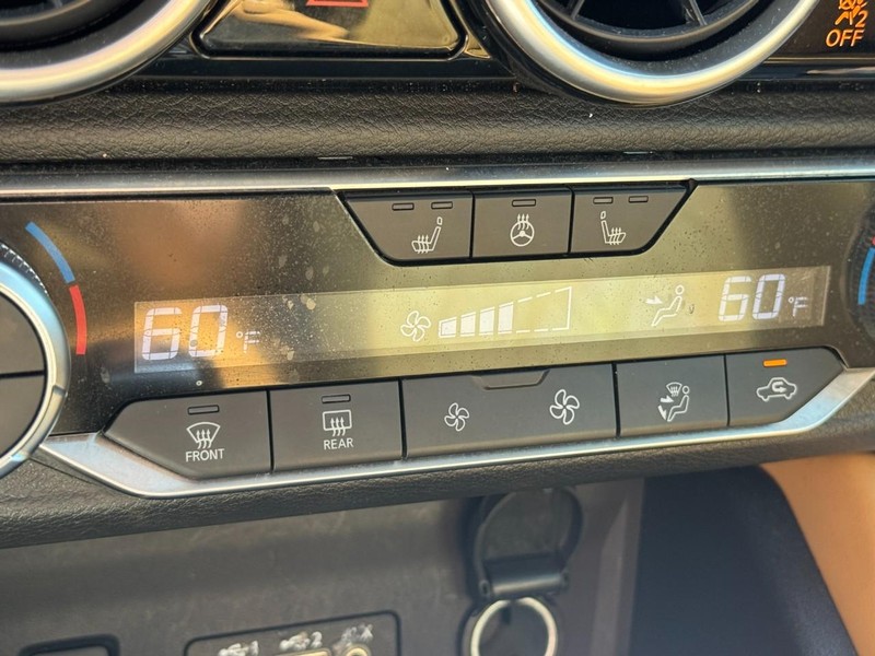 Nissan Sentra Vehicle Full-screen Gallery Image 20