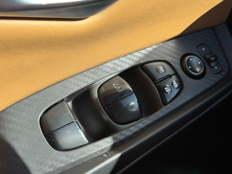 Nissan Sentra Vehicle Full-screen Gallery Image 22