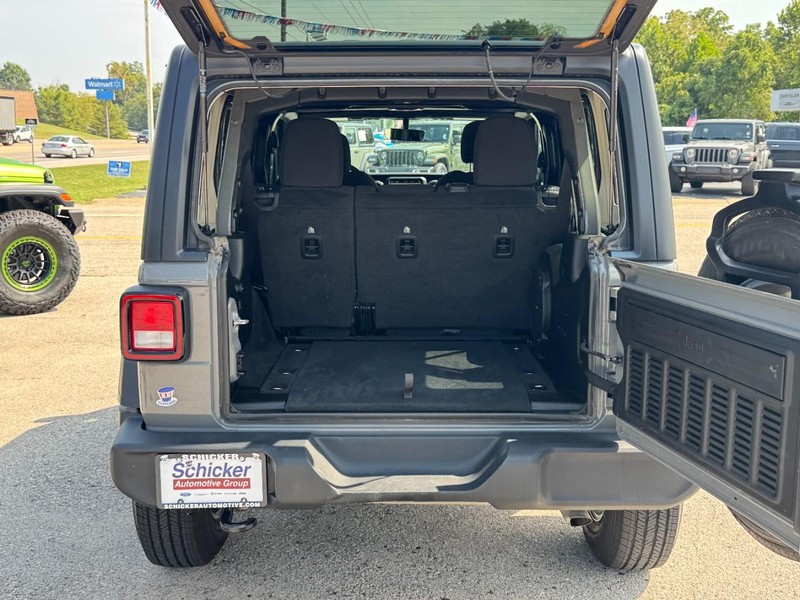 Jeep Wrangler Vehicle Full-screen Gallery Image 05