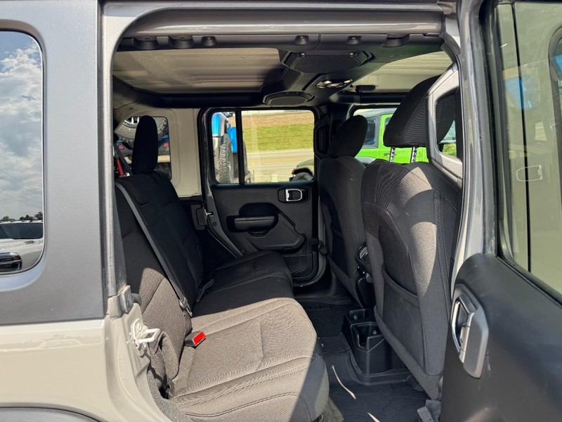 Jeep Wrangler Vehicle Full-screen Gallery Image 10