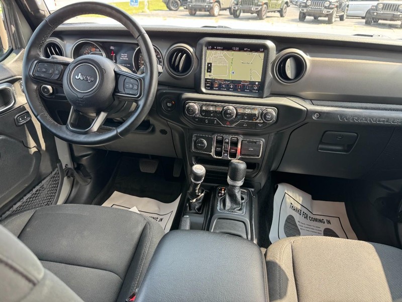 Jeep Wrangler Vehicle Full-screen Gallery Image 11