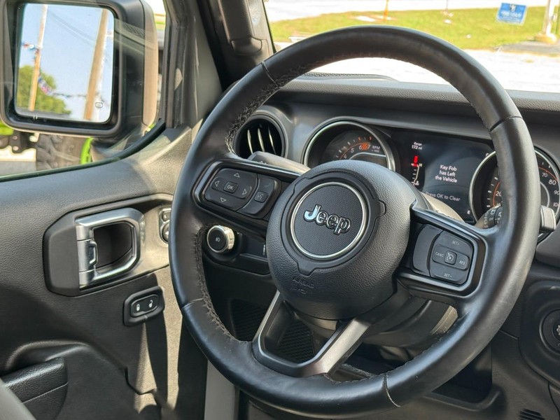 Jeep Wrangler Vehicle Full-screen Gallery Image 12