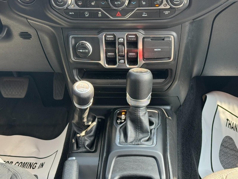 Jeep Wrangler Vehicle Full-screen Gallery Image 14