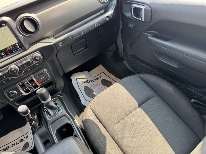 Jeep Wrangler Vehicle Full-screen Gallery Image 15