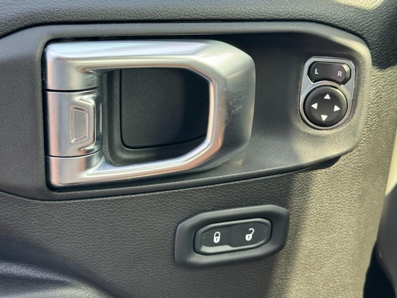 Jeep Wrangler Vehicle Full-screen Gallery Image 24