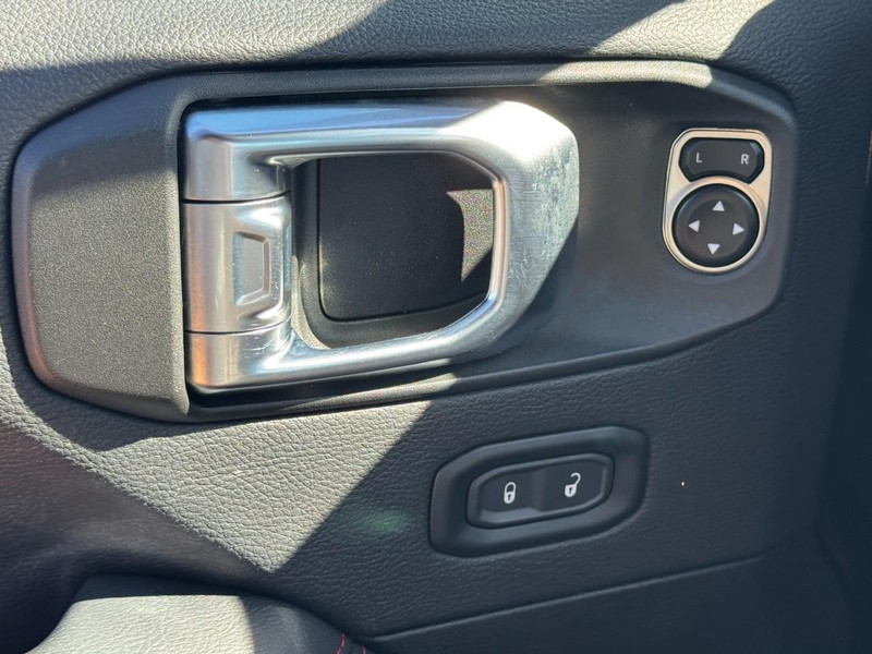 Jeep Wrangler Vehicle Full-screen Gallery Image 23