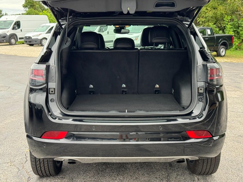 Jeep Compass Vehicle Full-screen Gallery Image 05