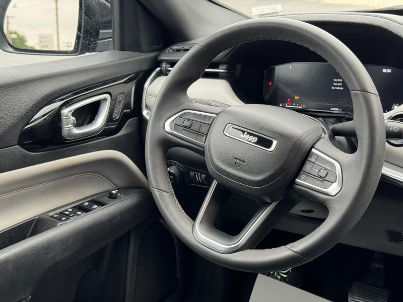 Jeep Compass Vehicle Full-screen Gallery Image 12