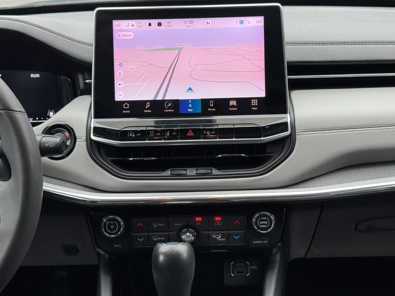Jeep Compass Vehicle Full-screen Gallery Image 13