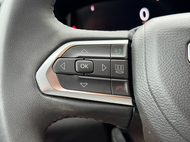 Jeep Compass Vehicle Full-screen Gallery Image 17