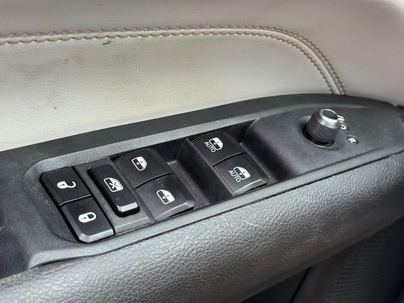 Jeep Compass Vehicle Full-screen Gallery Image 24