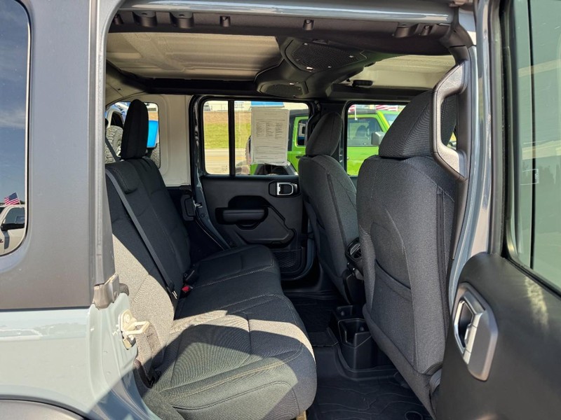 Jeep Wrangler Vehicle Full-screen Gallery Image 10