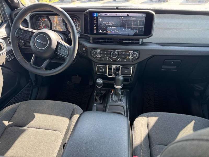 Jeep Wrangler Vehicle Full-screen Gallery Image 11