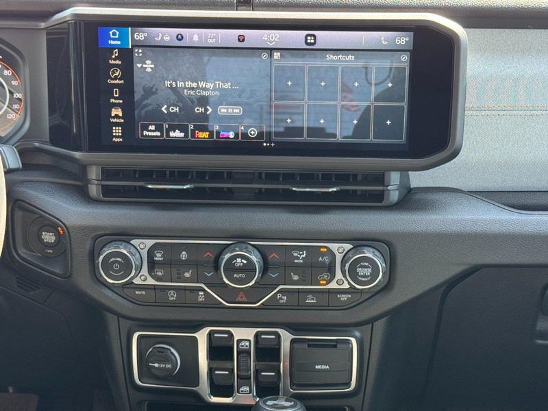 Jeep Wrangler Vehicle Full-screen Gallery Image 13