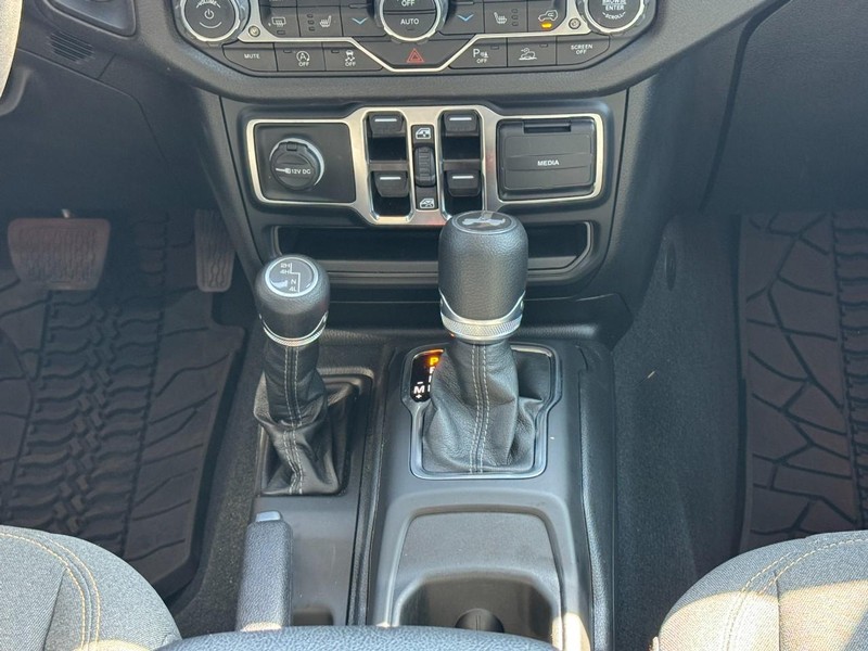 Jeep Wrangler Vehicle Full-screen Gallery Image 14