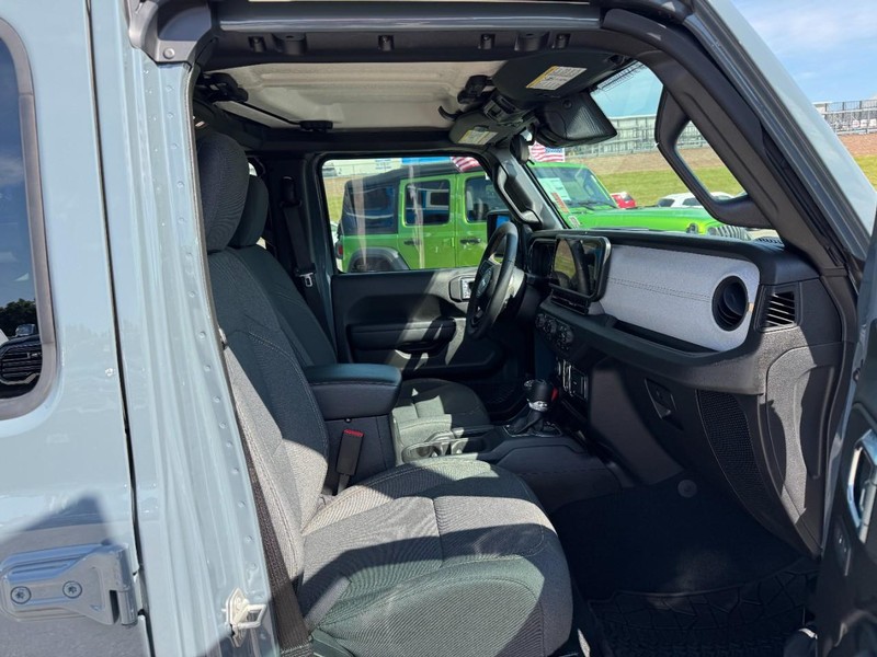 Jeep Wrangler Vehicle Full-screen Gallery Image 15