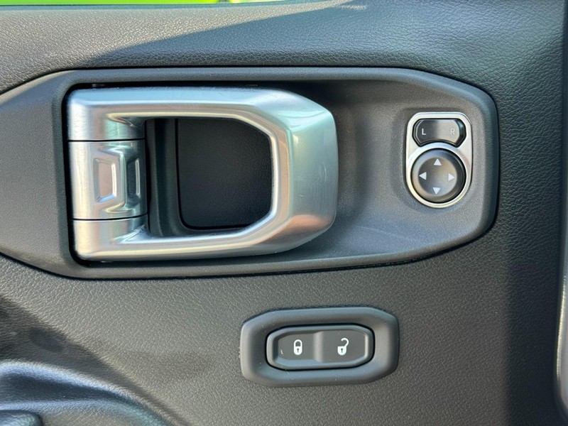 Jeep Wrangler Vehicle Full-screen Gallery Image 16